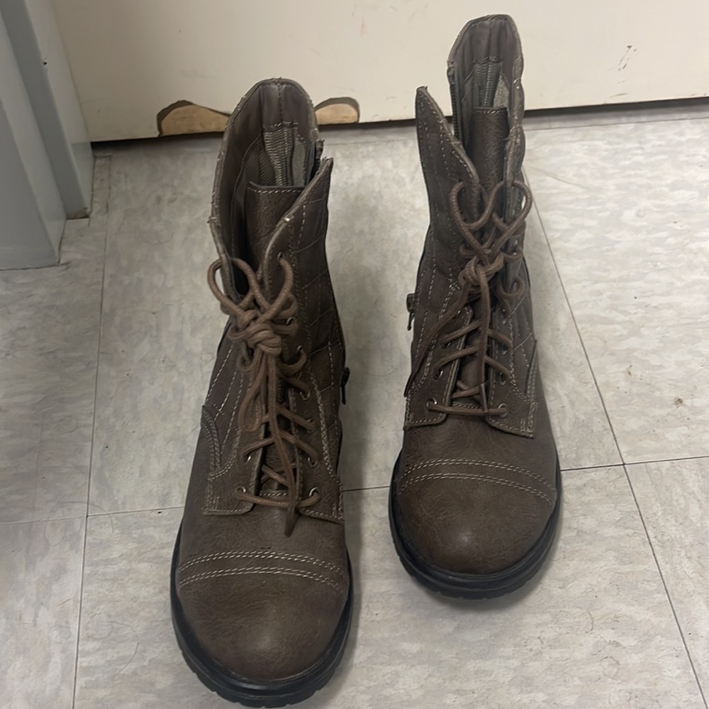 Boots - Picture 2 of 6